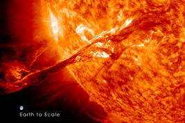 Un'eruzione solare, confrontata con le dimensioni della Terra (fonte: NASA/GSFC/SDO)